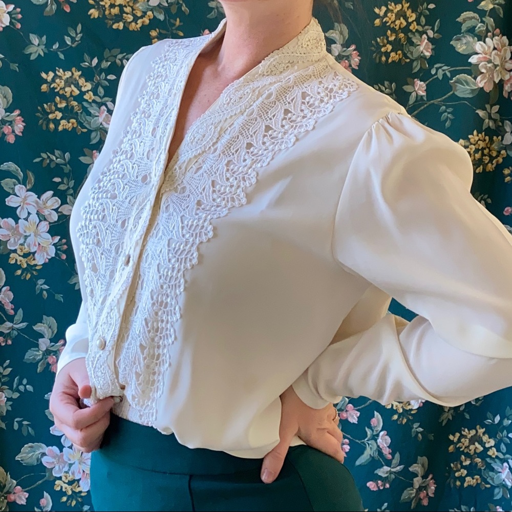 Beautiful & Classic Lace Vintage Blouse